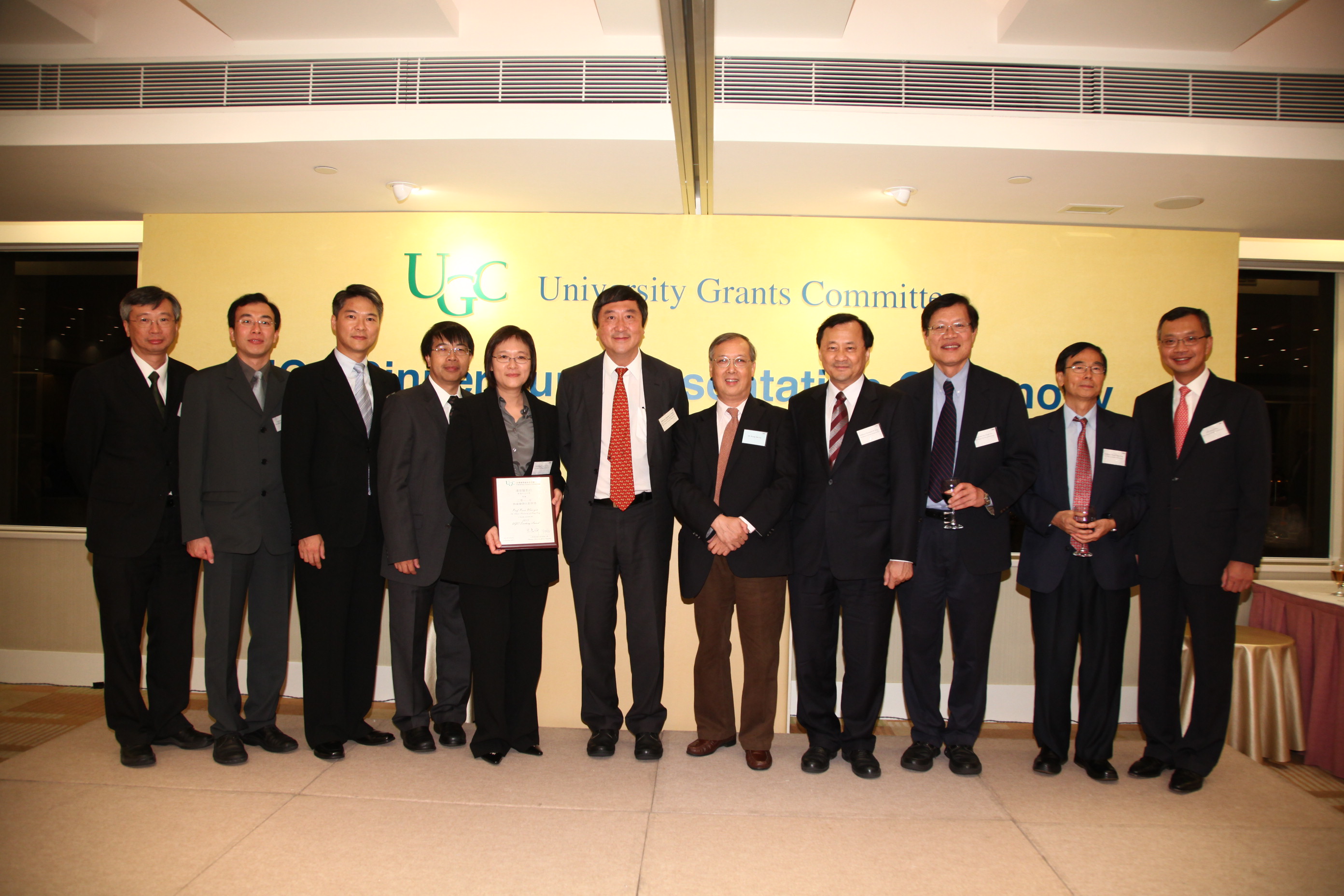 CUHK Vice-Chancellor Prof. Joseph J.Y. Sung and other University members take a photo with Professor Poon.