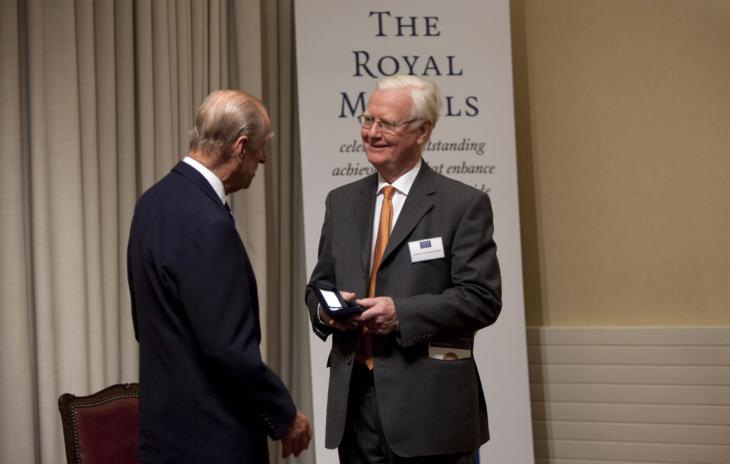 Professor Sir James Mirrlees (right), Nobel Laureate in Economic Sciences and Distinguished Professor-at-Large of CUHK, receives the Royal Medal 2009 from The Duke of Edinburgh, Prince Philip of the UK