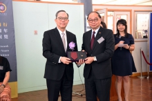 Professor Wong Nai-ching, Henry, Head of New Asia College, CUHK presents souvenirs to Mr. Leung Ying-wai, Charles, Honorary Fellow of CUHK and Chairman of the Board of Trustees of New Asia College, CUHK.