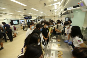 Visiting the dissecting laboratory of the Faculty of Medicine.