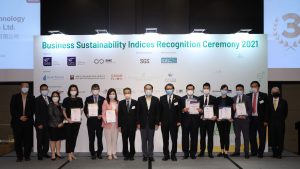 Mr. Christopher Hui Ching-yu, JP, Secretary for Financial Services and the Treasury of the Hong Kong Government (middle); Prof. Rocky Tuan, Vice-Chancellor and President of CUHK (7th from the right); and Prof. Lin Zhou, Dean of CUHK Business School (2nd from the right), presented recognition certificates to representatives from the Top 10 companies of the five business sustainability indices.