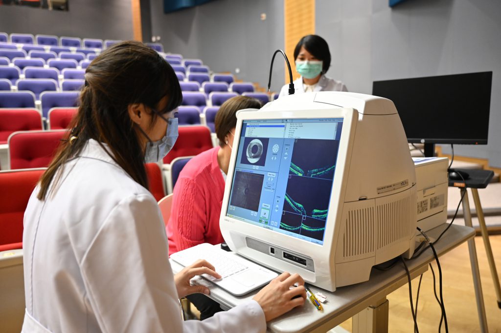 The Centre will launch a pilot study to investigate the use of artificial intelligence (AI) in the detection of the glaucoma, which aims to allow patients to receive timely evaluation by ophthalmologists and to reduce their risk of glaucoma blindness.