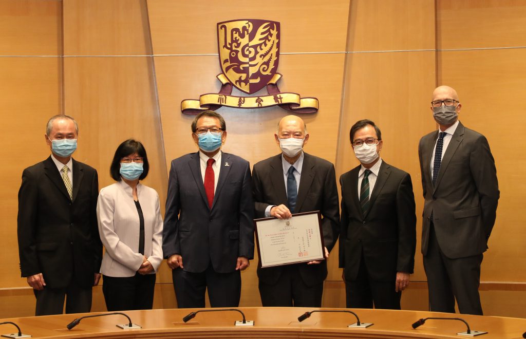 (From 3rd left) Professor Rocky S. Tuan, Vice-Chancellor and President of CUHK, Dr. the Honourable Geoffrey Ma, (From 1st left) Professor Fok Tai Fai and Professor Sham Mai Har, Pro-Vice-Chancellors of CUHK, (From 2nd right) Professor Alan K.L. Chan, Provost of CUHK, and Professor Lutz-Christian Wolff, Dean of Law.