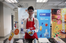 With their experiment “Plastato”, the first runners-up Ken Hilton and Austin Tan from HKUGA College demonstrated how they make bio-degradable “plastic” from potatoes and vinegar to replace disposable plastic items, such as utensils.