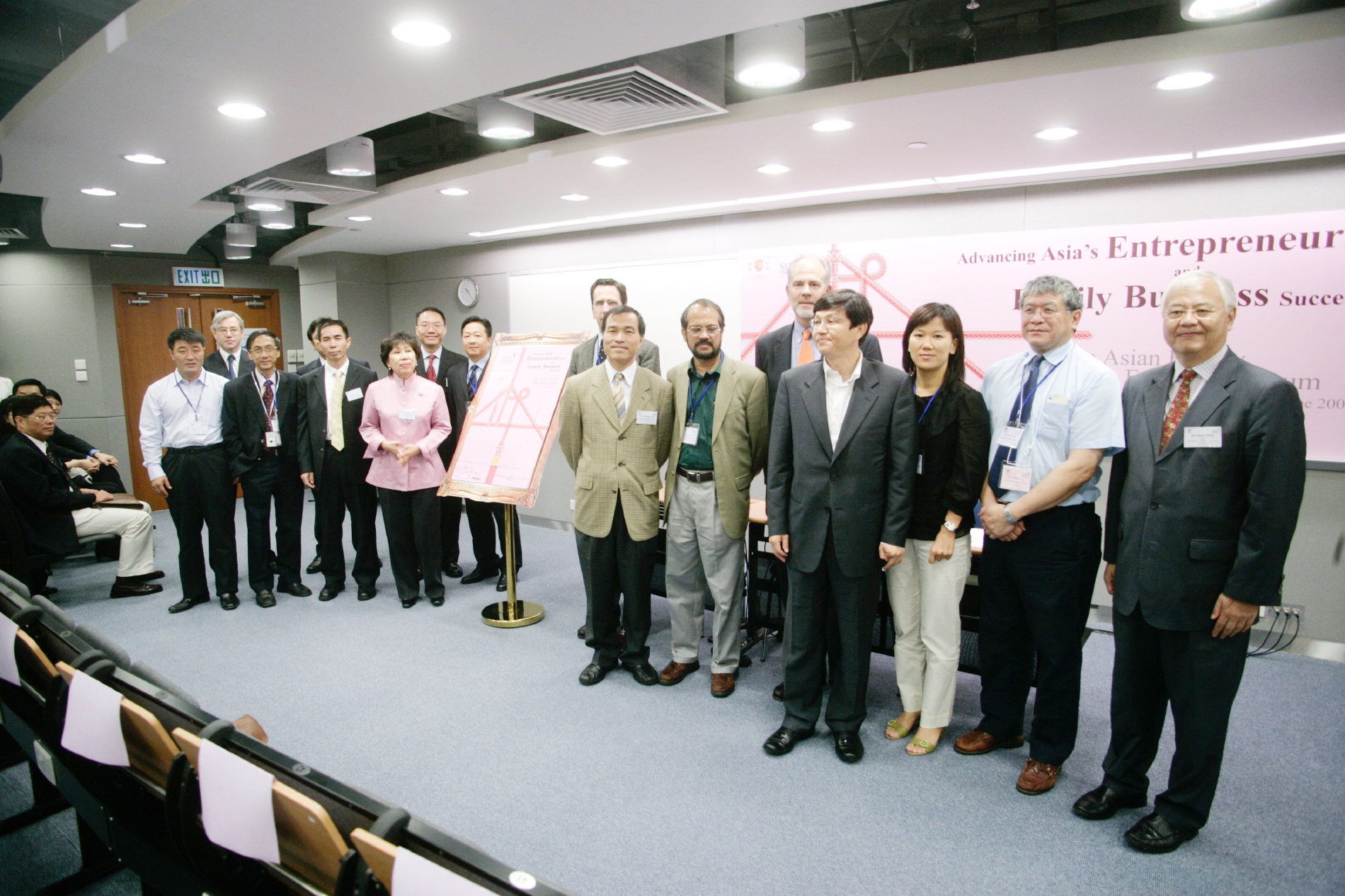 香港中文大学创业研究中心联系多家亚太区的知名大学，组成「成功家族企业的传承」研究计划 (STEP Project) 的亚太区联盟，进一步推动家族企业的研究和发展，并探讨全球家族企业的成功之道。