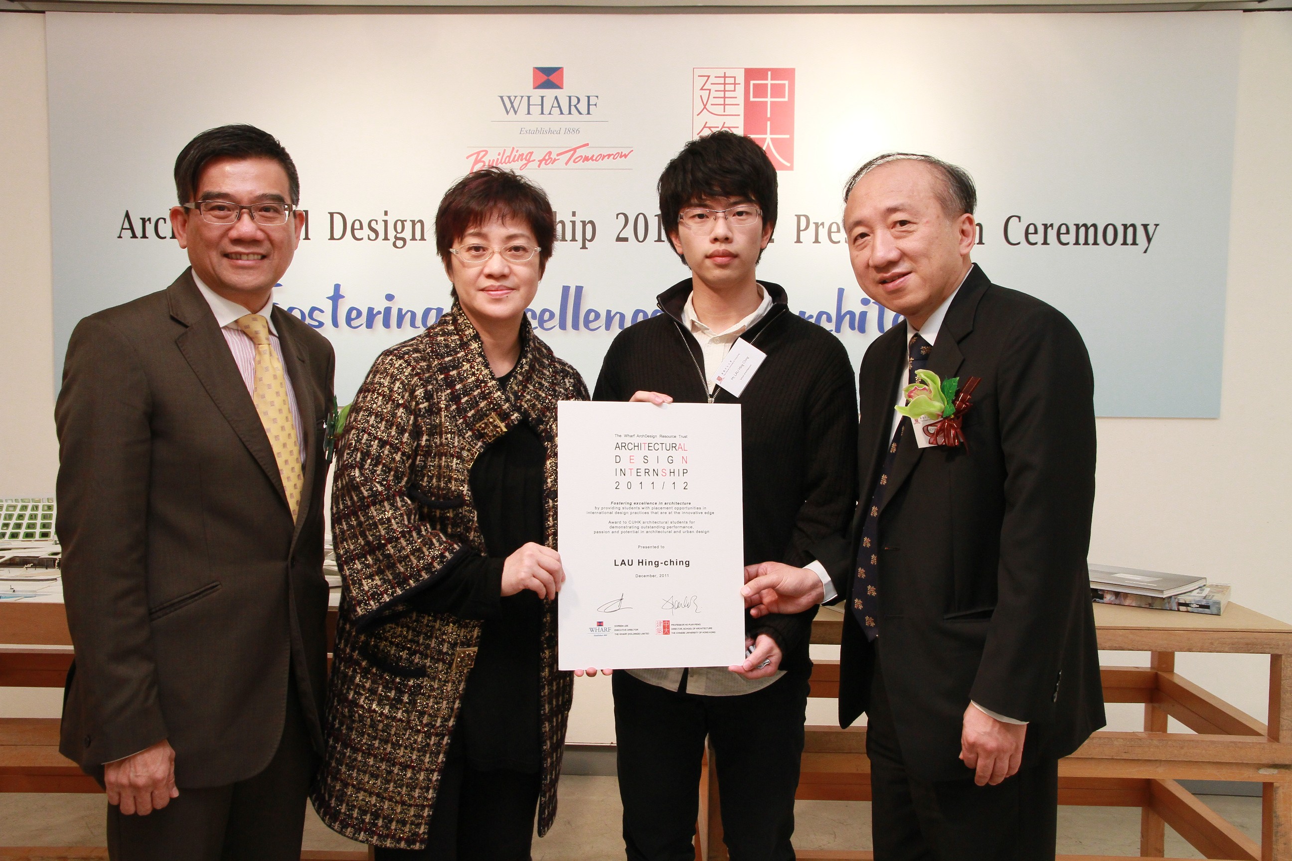 (From left) Prof. Ho Puay-peng, Ms. Doreen Lee, the winning graduate Mr. Lau Hing Ching and Prof. Hau Kit-tai.