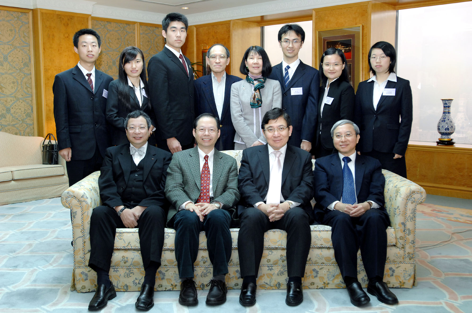 获郭氏基金资助入读中大的六位内地学生，日前跟郭炳联博士会面表示谢意。
前排左起：中大学生事务处处长梁天明博士、苏基朗教授、郭炳联博士及中大廖柏伟教授。
后排左起：受惠学生潘汉杰、姜彩霞、张东山、新地执行董事黄奕鉴、中大入学及学生资助处处长周陈文琬、受惠学生李力、周恬艺及江珊珊。