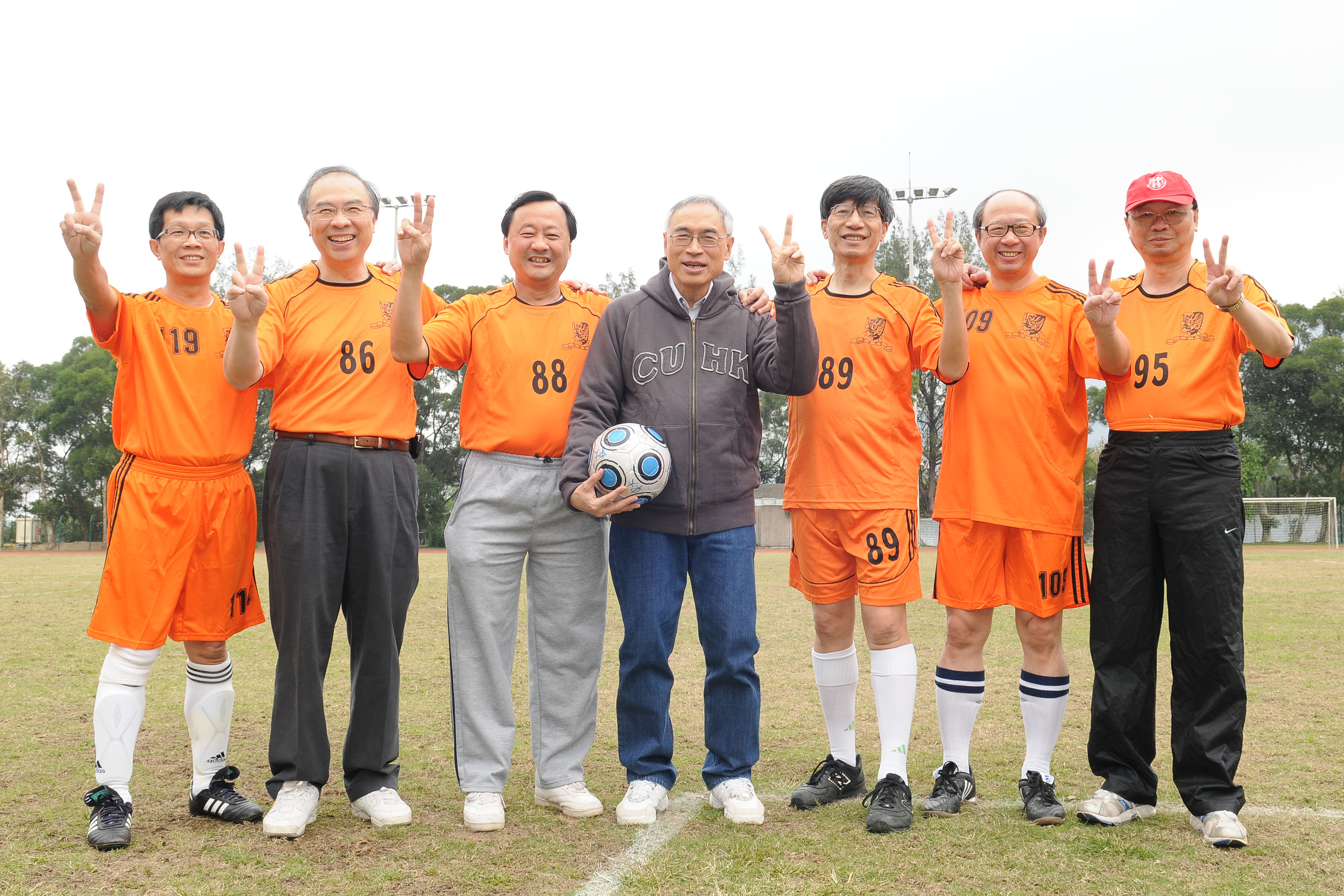 中大校長劉遵義教授（中）聯同常務副校長華雲生教授（左三）及五位副校長到場打氣。左起：程伯中教授、鄭振耀教授、楊綱凱教授、許敬文教授和黃乃正教授