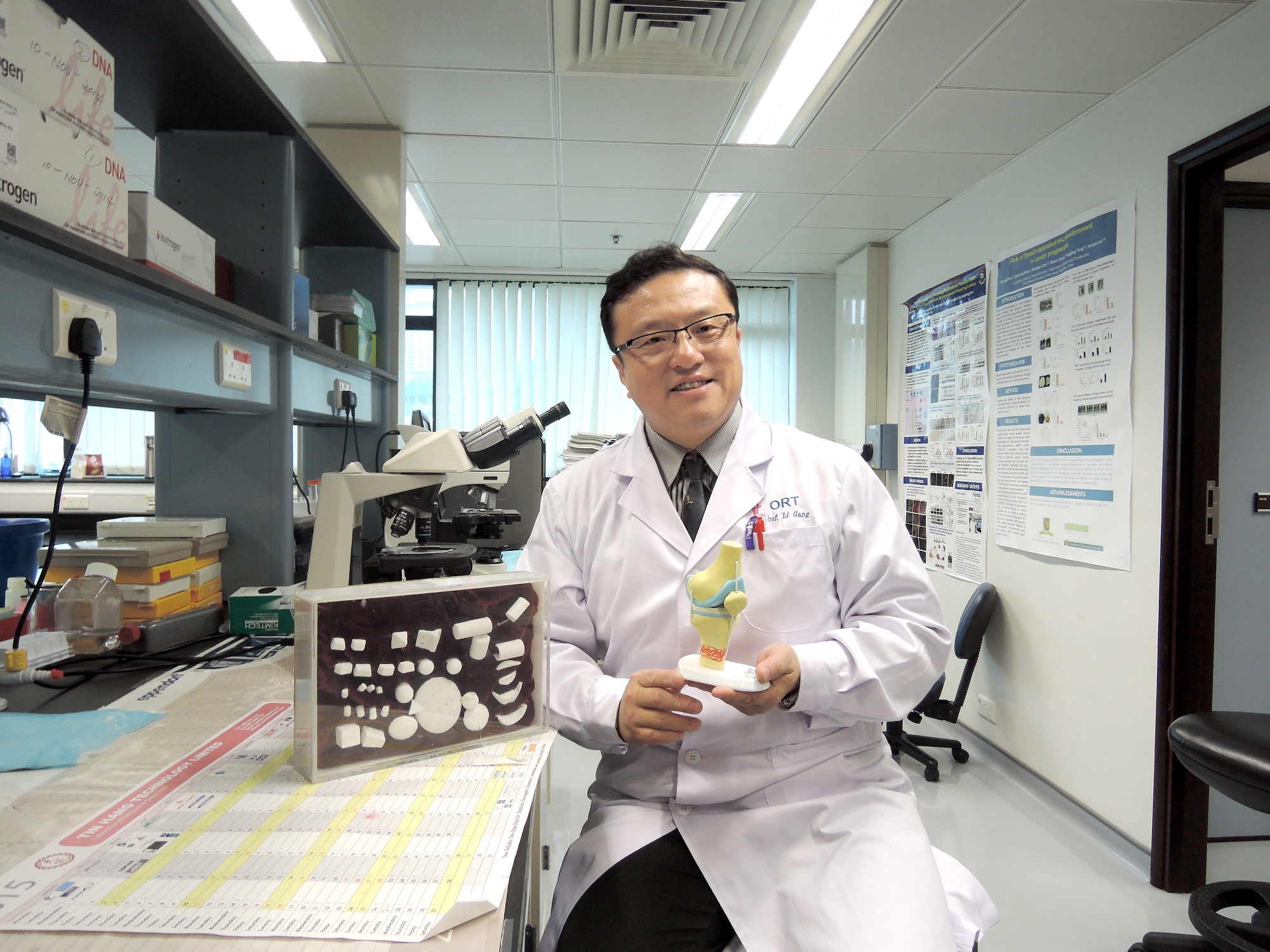 Prof. Gang Li receives a first-class award in Natural Sciences at the 2014 Higher Education Outstanding Scientific Research Output Awards (Science and Technology).