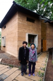 Mr. and Mrs. Yang are both happy with the new house.