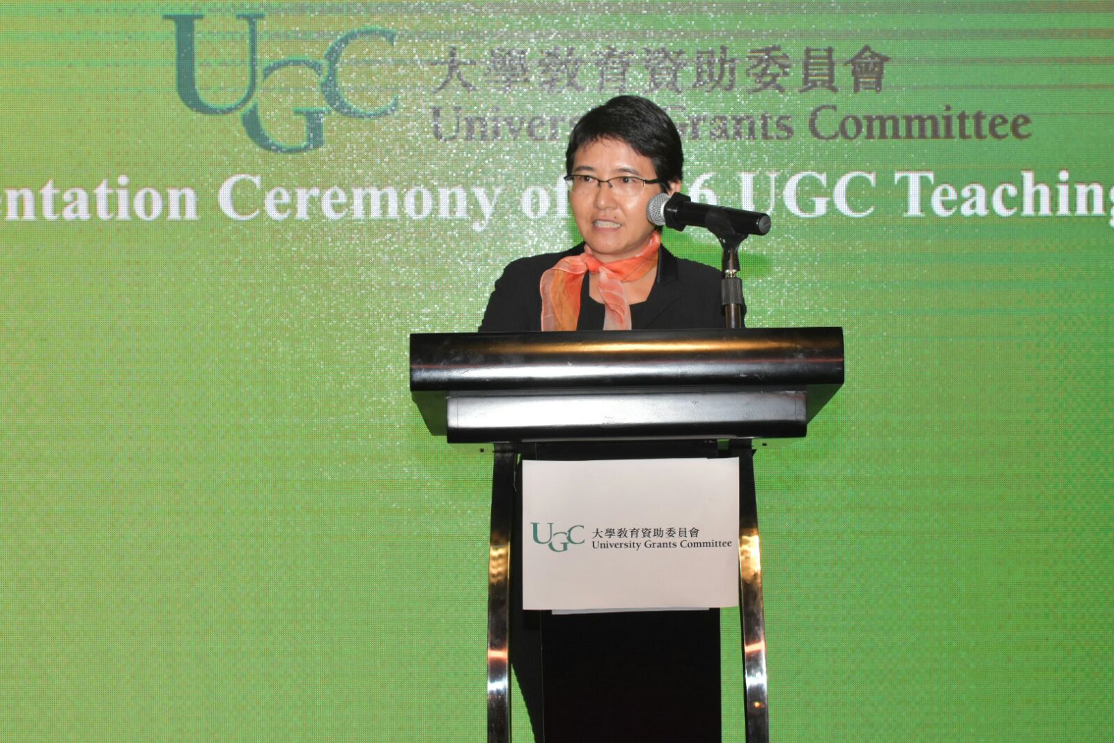 Prof. Leung Mei-yee delivers her acceptance speech.