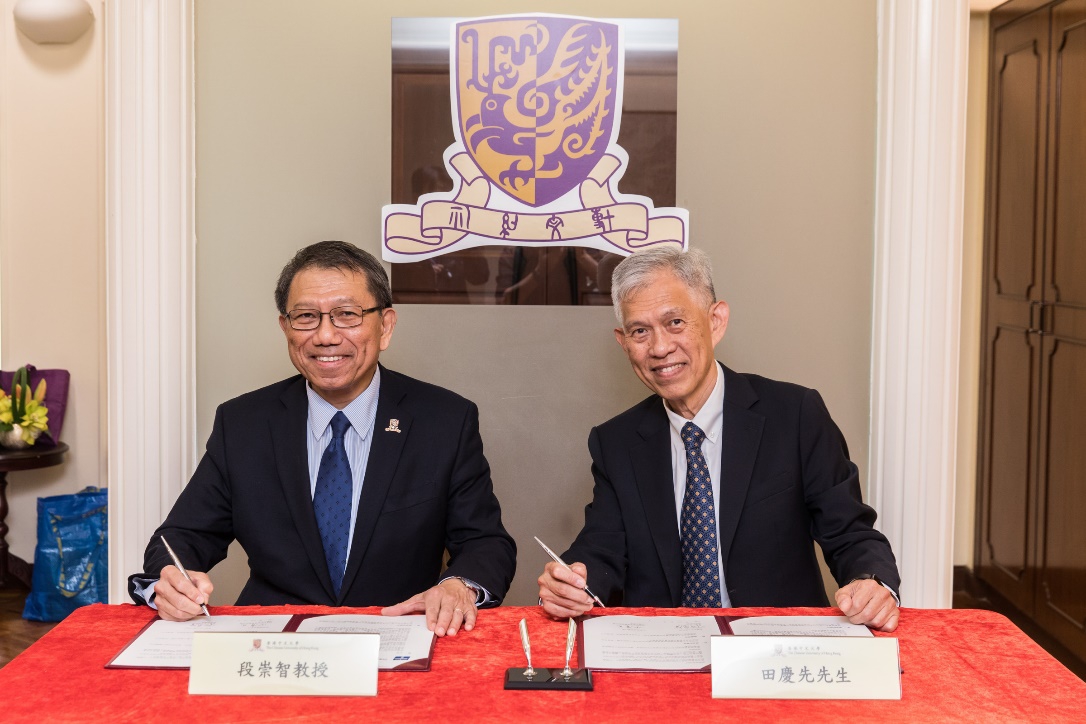 Mr Tin Hing-sin, Chairman of the Board of Directors of Tin Ka Ping Foundation, and Professor Rocky Tuan sign a memorandum of understanding.