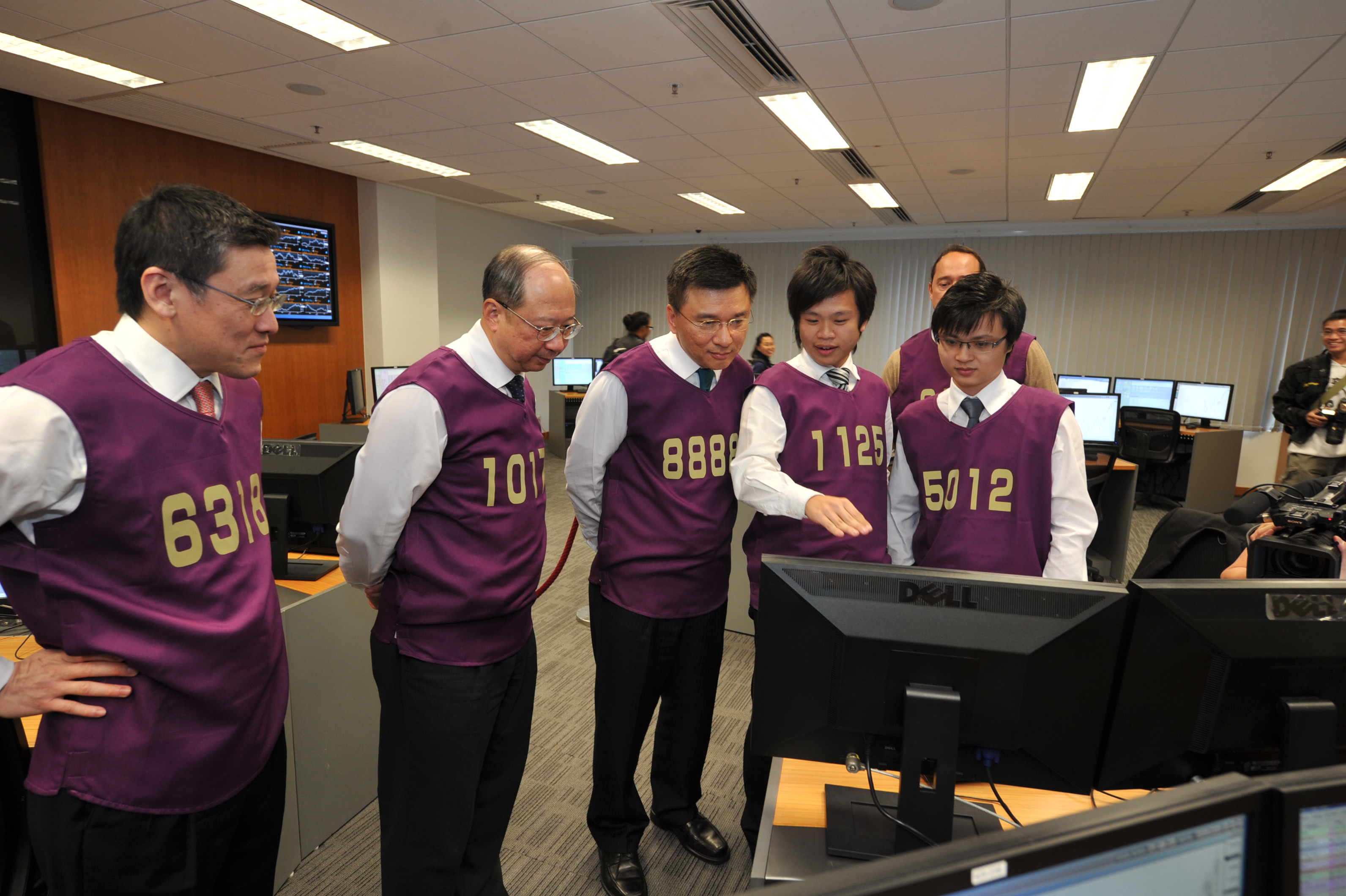 Professor K.C. Chan (middle) visits the CUHK finance trading laboratory