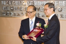 Professor Tai-fai Fok, Dean of the Faculty of Medicine of CUHK, presents a souvenir to Dr Li Ka-shing to thank his support for medical education.