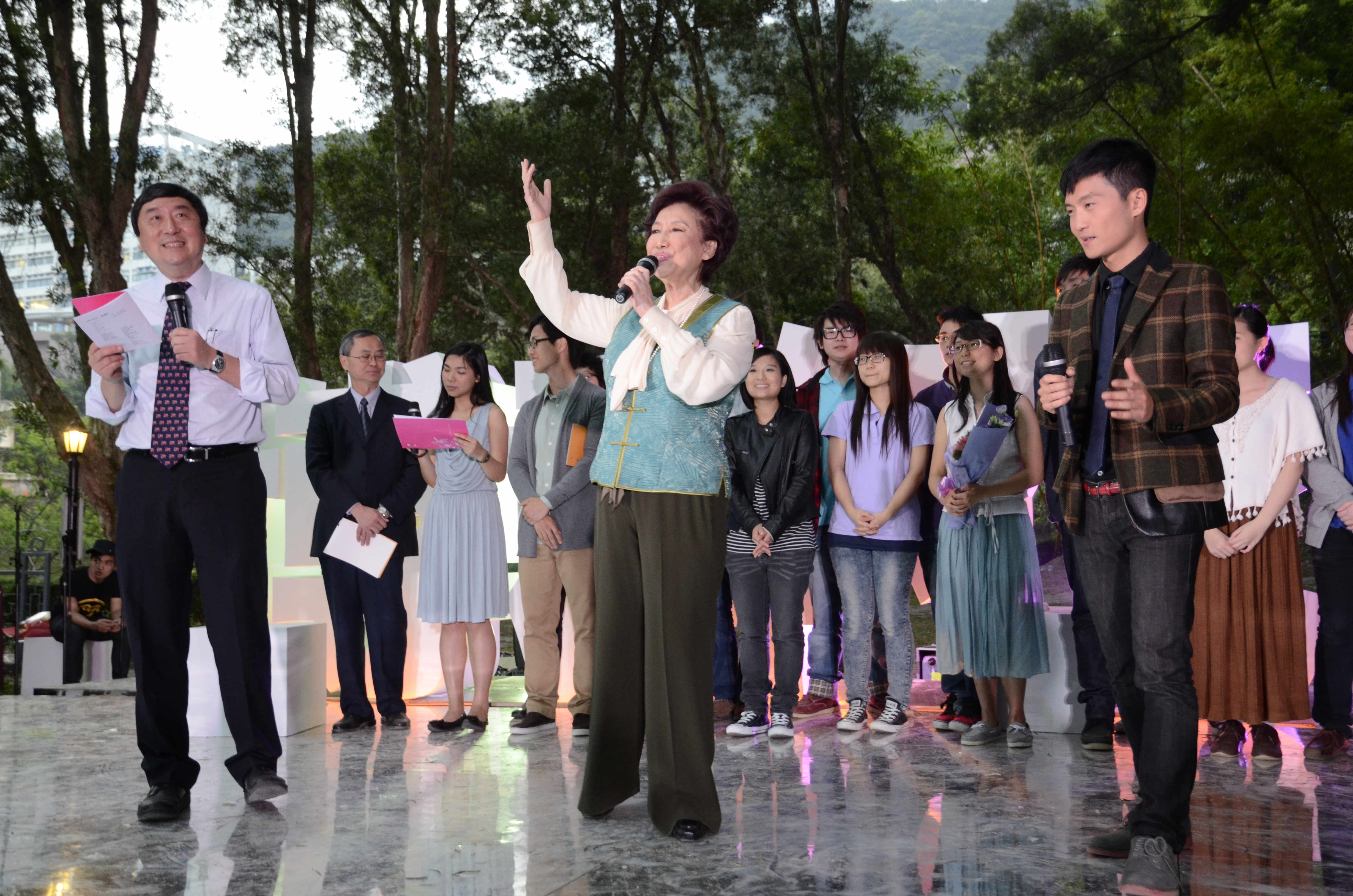 花节音乐总监潘迪华女士（前中）、特别嘉宾林一峰先生（前右一）与沈祖尧校长（前左一）及表演同学合唱《What a Wonderful World》。