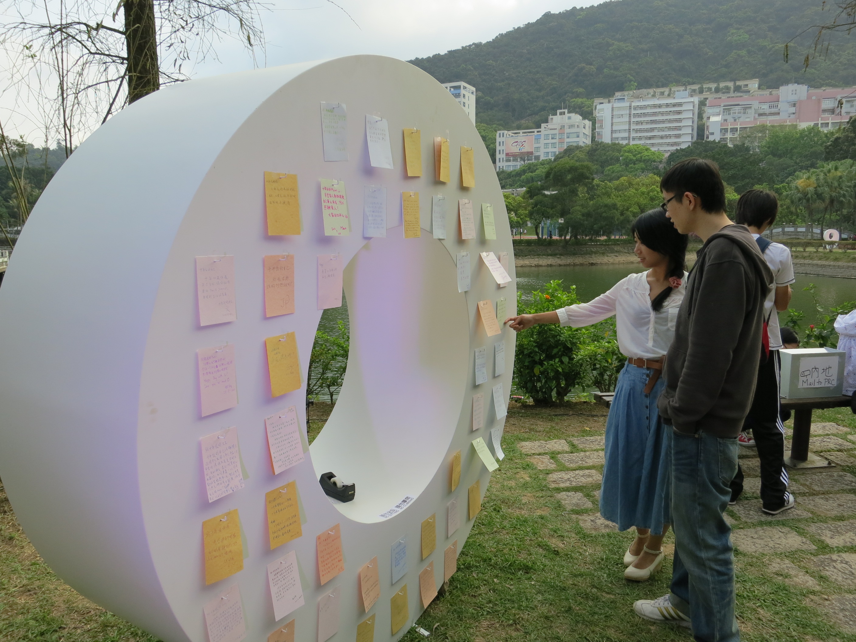 学生在优美的湖畔留倩影、并写信给十年后的自己。