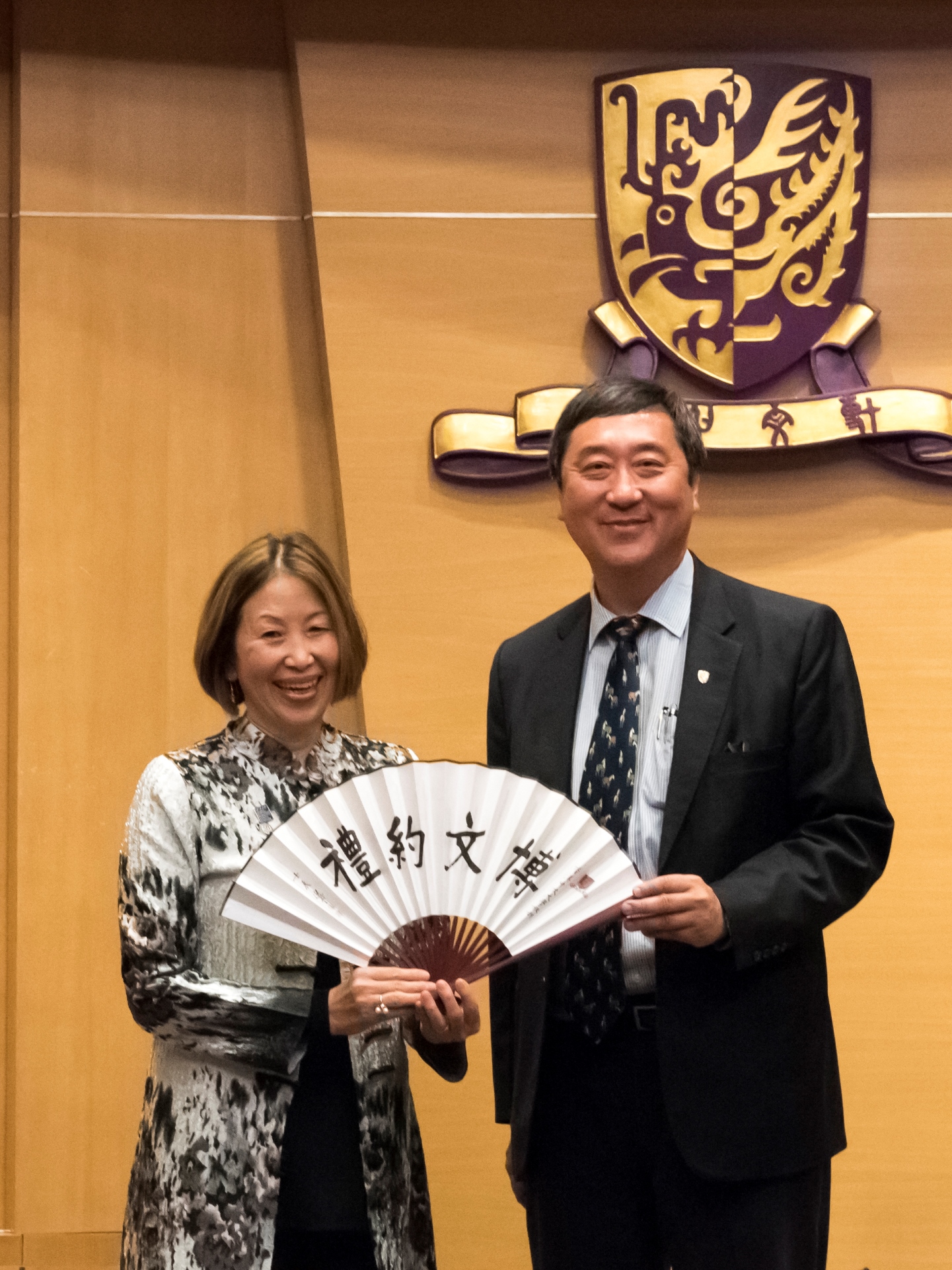 Prof. Joseph Sung presents a souvenir to Prof. Hsiu-Zu Ho