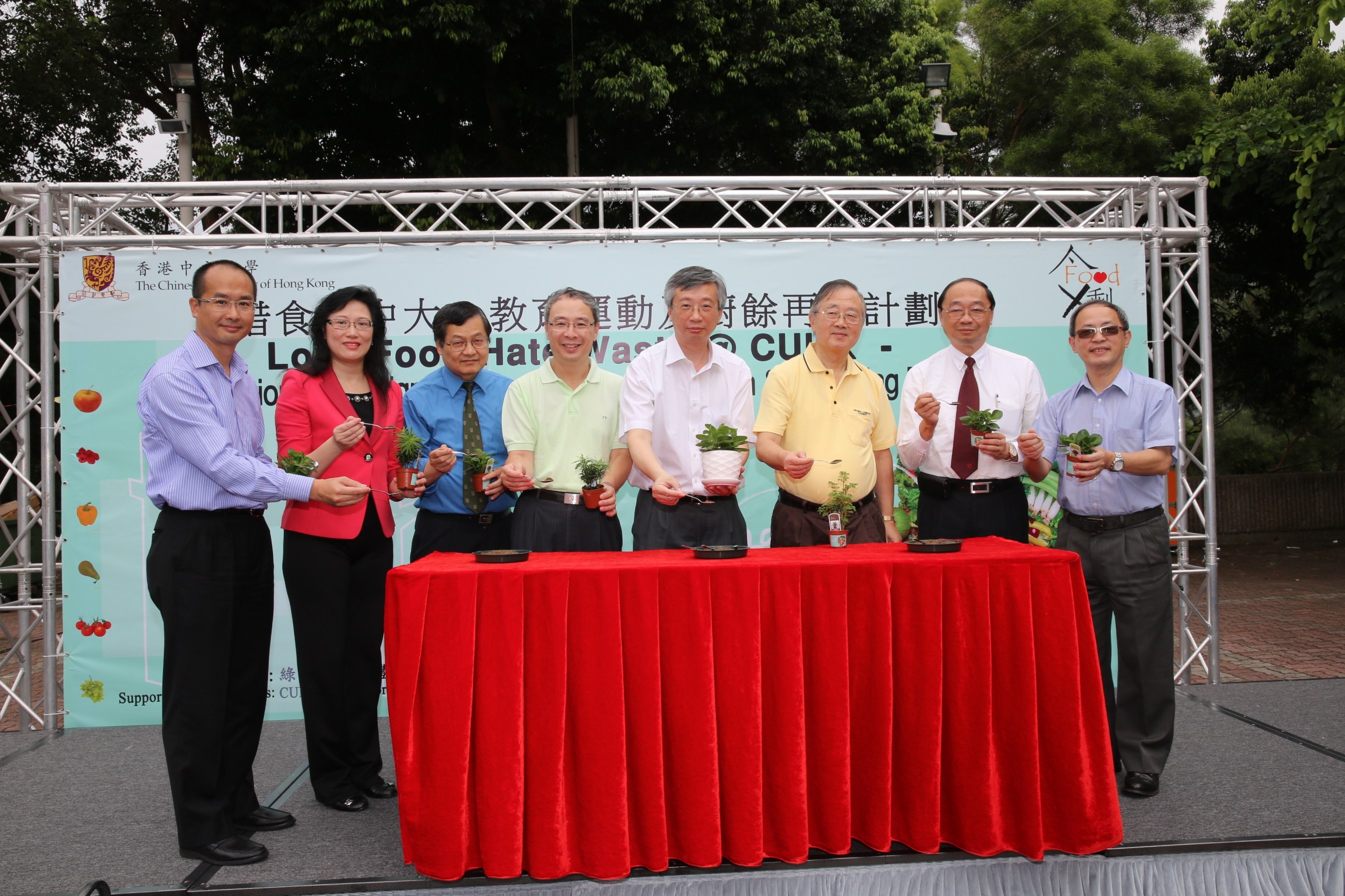 Officiating guests are presented with green plants which contain compost generated from food waste.