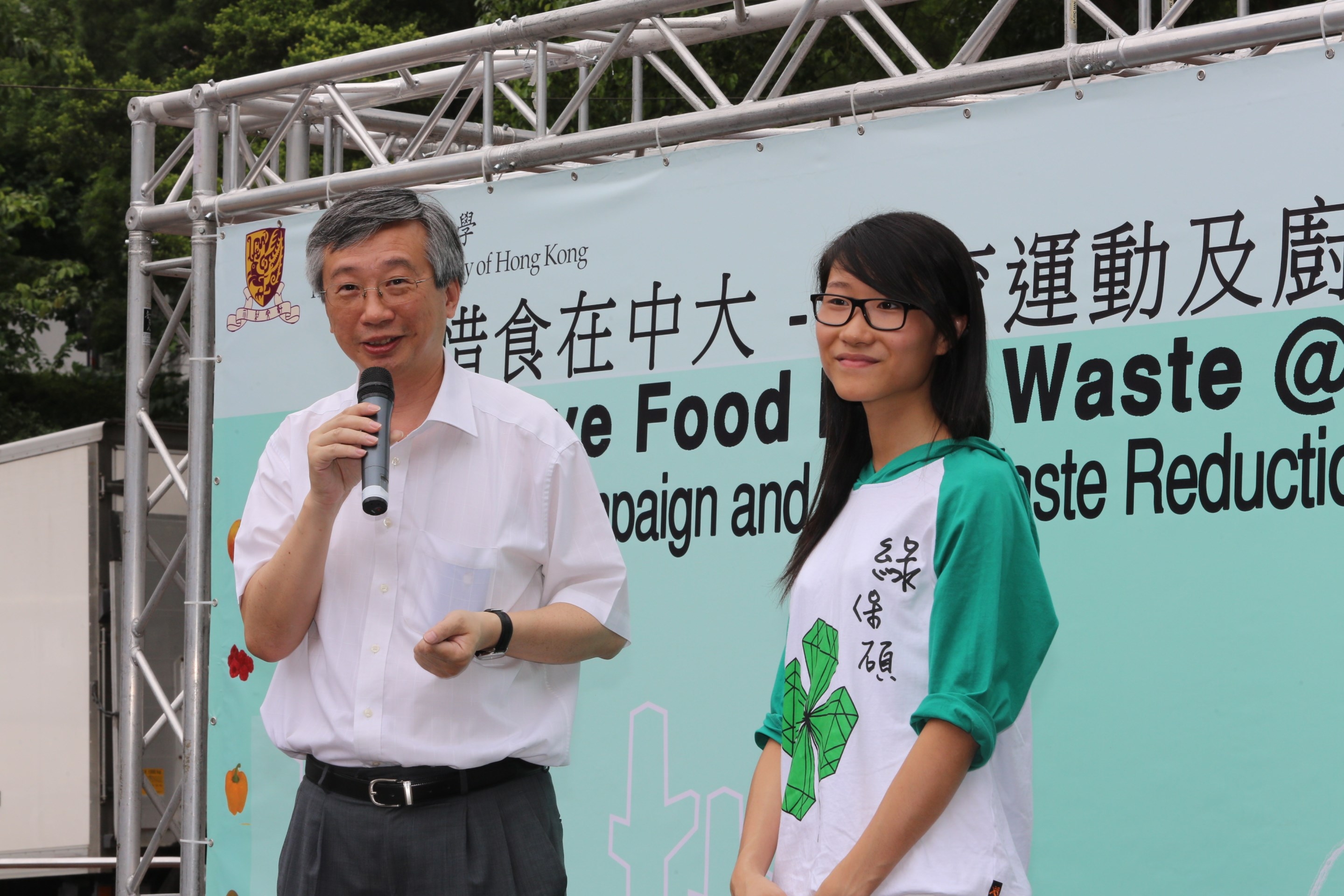 Prof. Fung Tung, Associate Pro-Vice-Chancellor of CUHK (left) delivers an opening remarks to kick-off the ‘Love Food Hate Waste @ CUHK’ campaign.