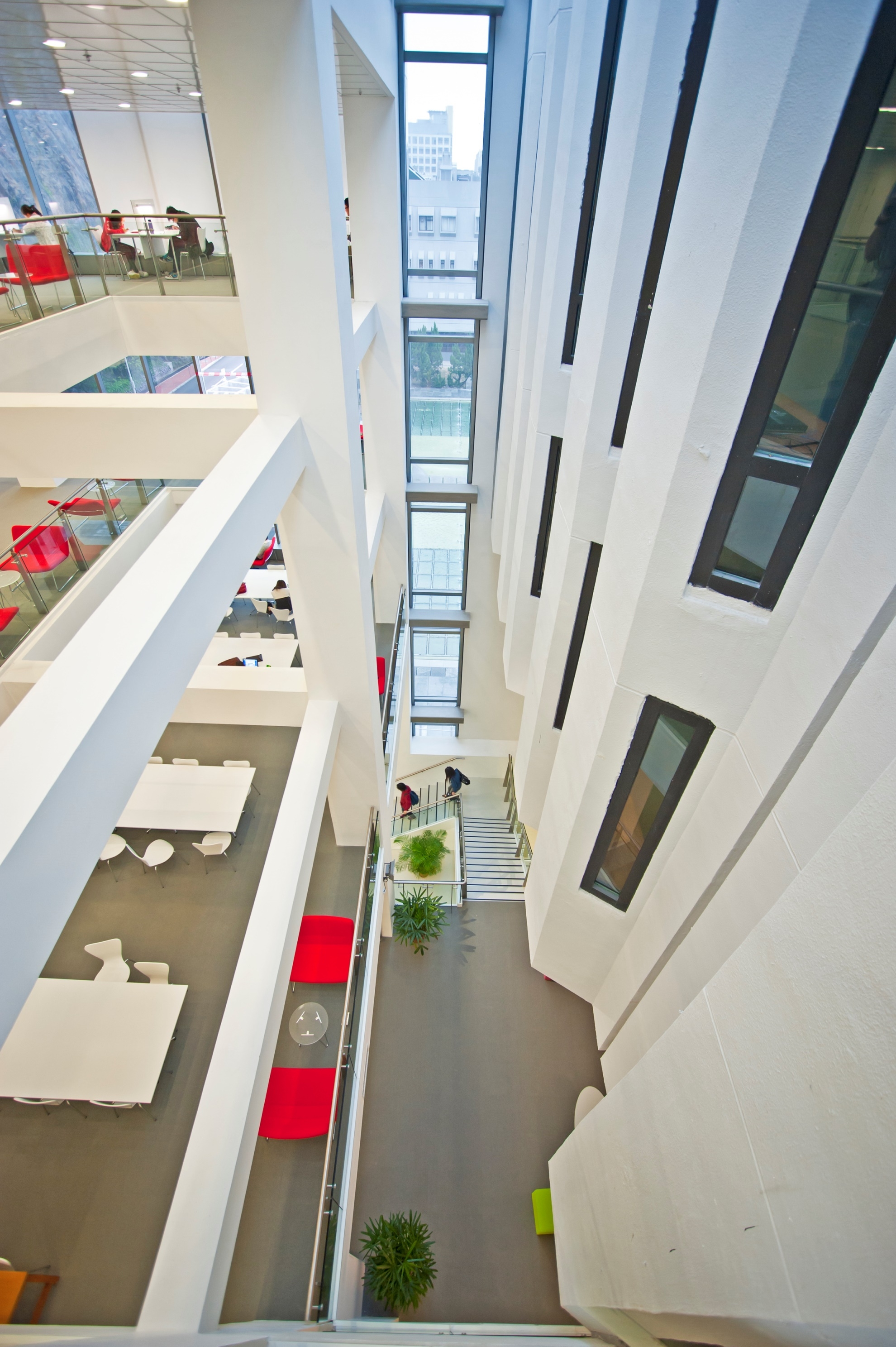 The wall of the library’s main building was retained and integrated with the new extension.