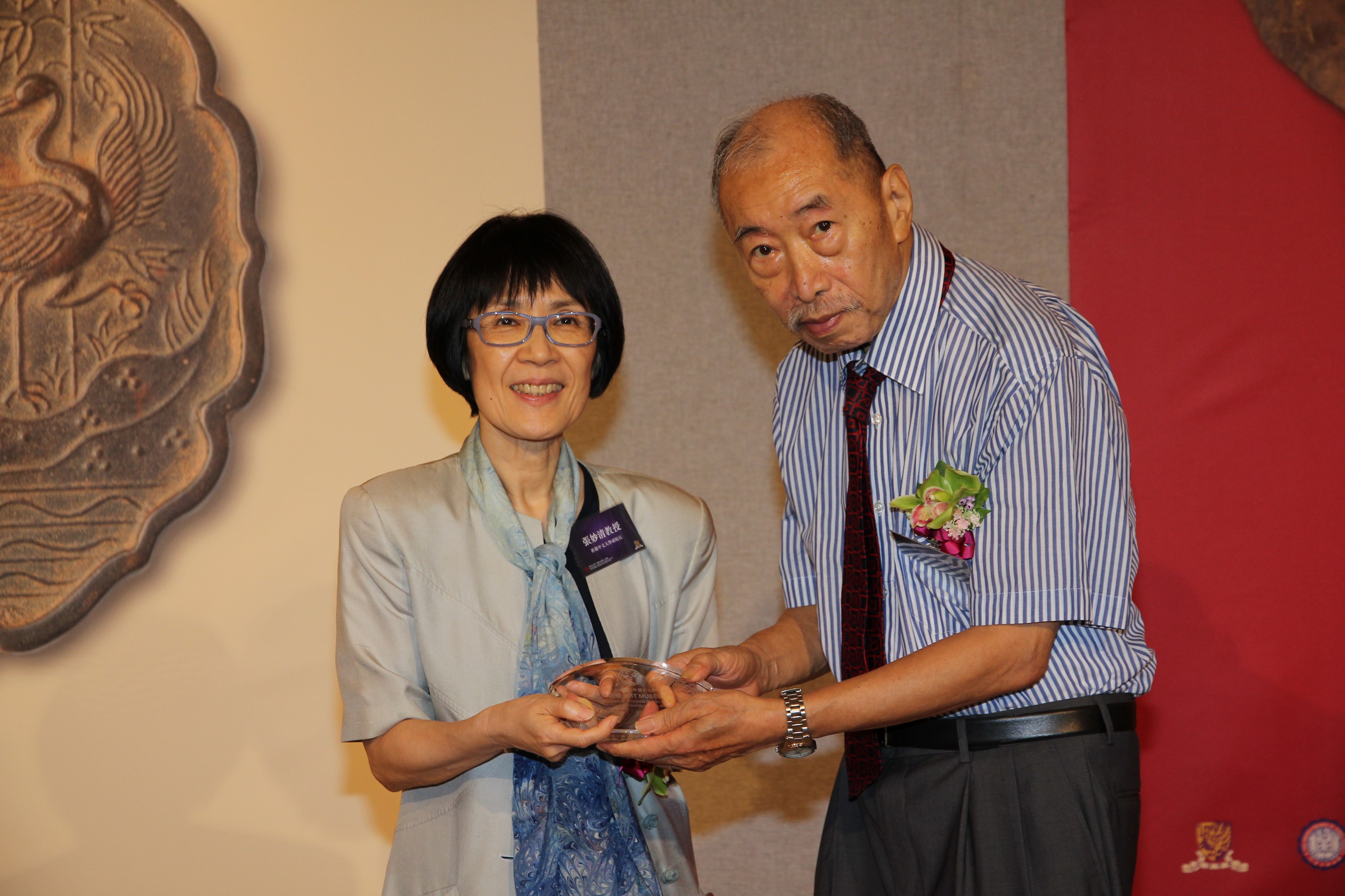 Prof. Fanny M.C. Cheung, Pro-Vice-Chancellor and Vice-President of CUHK presents a souvenir to Prof. Mark Kai-keung, Donor of the Bronze Mirrors.