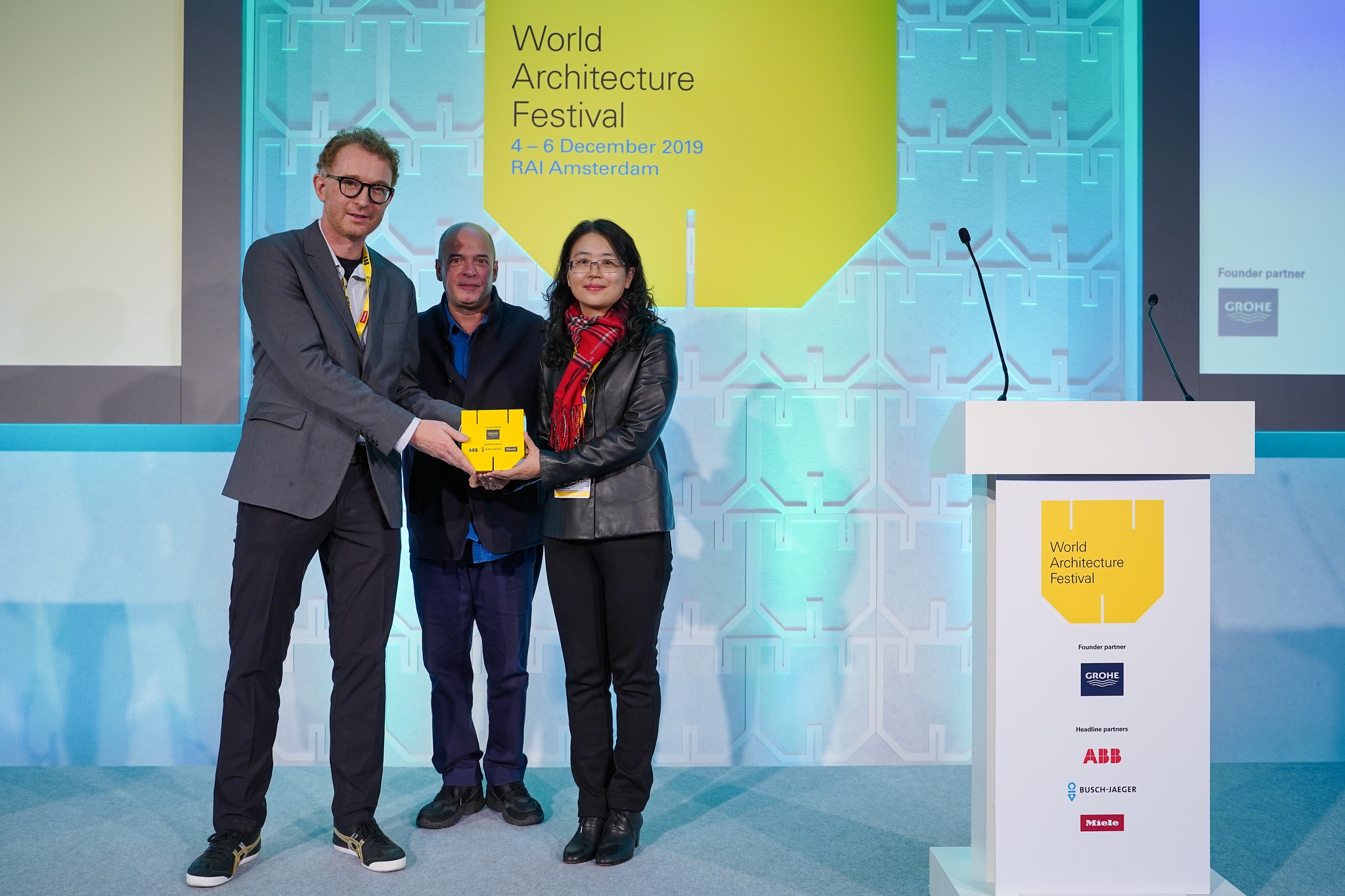 Prof. Peter W. Ferretto, Associate Professor at CUHK School of Architecture, and Prof. Cai Ling, Associate Professor at GZU School of Architecture and Urban Planning, receive the award at the WAF in Amsterdam. (Photo: World Architecture Festival)