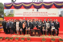 A group photo of the officiating guests, Mr. Lee’s and Dr. Li’s family, and members of the Planning Committee for Lee Woo Sing College