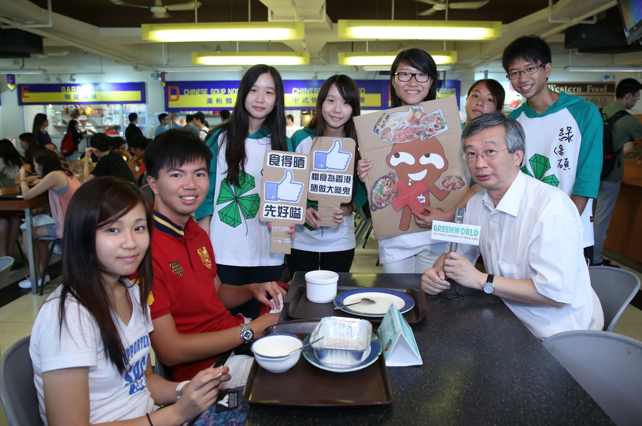 中大協理副校長馮通教授（前排右）與中大綠色天地學生大使到校園餐廳送贈餐券予沒有浪費食物的人士。