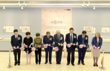 Officiating guests at the opening ceremony: (From left) Professor Josh Yiu, Associate Director, Art Museum, CUHK;  Mrs. Helen Lui Ting, Lui Shou-kwan’s daughter;  Professor Jenny F. So, Director, Art Museum, CUHK; Mr. Christopher Mok, Chairman, Advisory Committee of the Art Museum, CUHK; Professor Andrew Hamilton, Vice-chancellor, University of Oxford; Professor Joseph JY Sung, Vice-chancellor, CUHK; Professor Archie Lee, Director, Institute of Chinese Studies, CUHK; Ms. Shelagh Vainker, Curator of Chinese Art, Ashmolean Museum