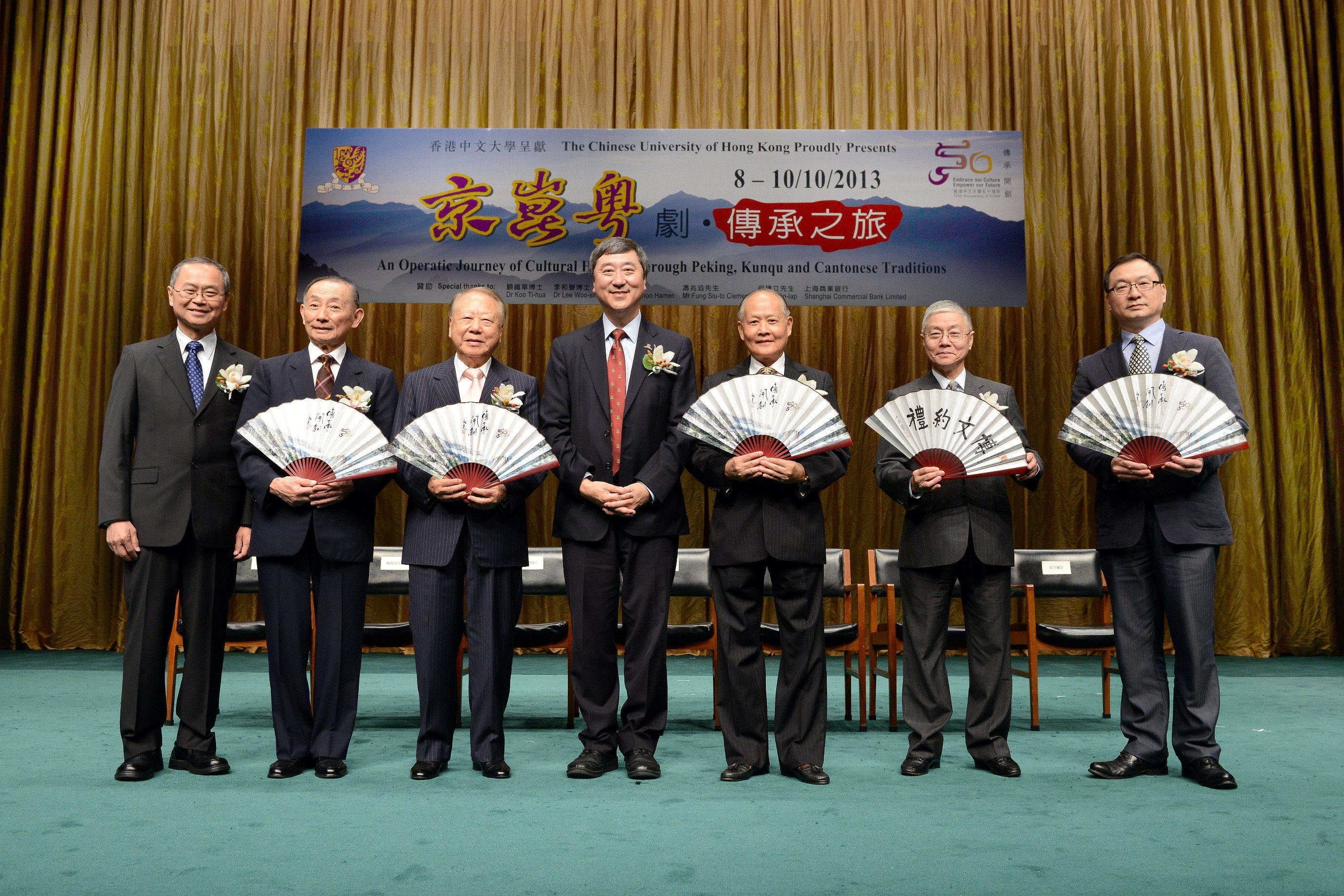 Prof. Joseph Sung (middle) presents souvenirs to the officiating guests.