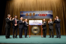 (From left) Prof. Fok Tai-fai, Pro-Vice-Chancellor of CUHK and Convenor of Chinese Operas Organising Committee; Prof. Joseph Sung, Vice-Chancellor of CUHK; Mr. Mei Baojiu, Honorary President of Beijing Opera and the Mei Lanfang Opera Troupe; Dr. Lee Woo-sing, Permanent Honorary President of the Shanghai Fraternity Association of Hong Kong; Dr. Koo Ti-hua, Founder of the Koo Ti Hua Foundation for the Promotion of Kunqu Opera; Mr. Yuen Siu-fai, Vice President of The Chinese Artists Association of Hong Kong; and Mr. Guo Yu, President of The Shanghai Opera School affiliated to the Shanghai Theatre Academy officiate at the opening ceremony for ‘An Operatic Journey of Cultural Heritage through Peking, Kunqu and Cantonese Traditions’.