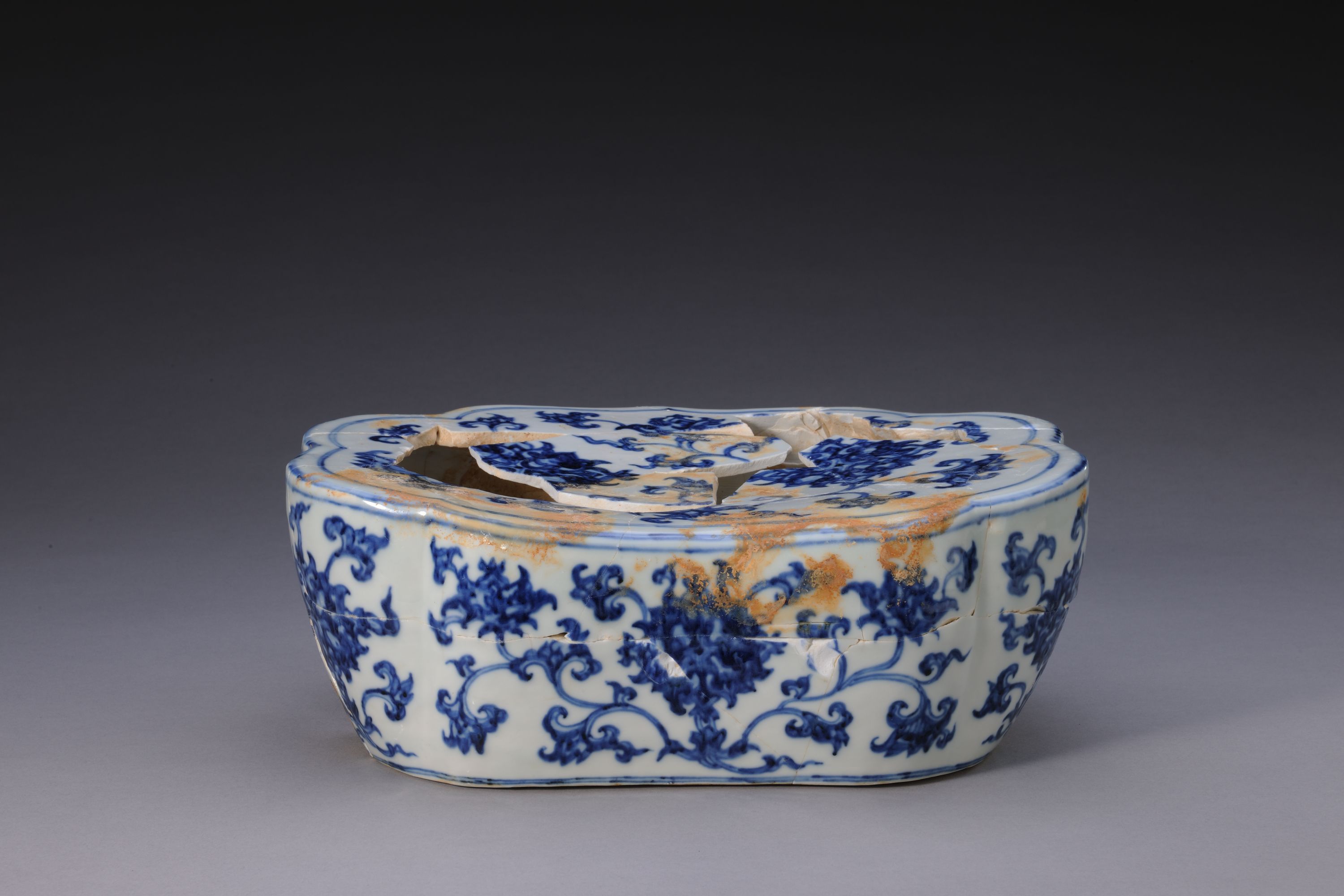 Pillow with lotus sprays in blue and white
Zhengtong to Tianshun, Ming Dynasty(1436-1464)
Unearthed in 2014 from northern foot of the Pearl Hill, Imperial Porcelain Factory site, Jingdezhen
Collection of the Jingdezhen Imperial Ware Museum