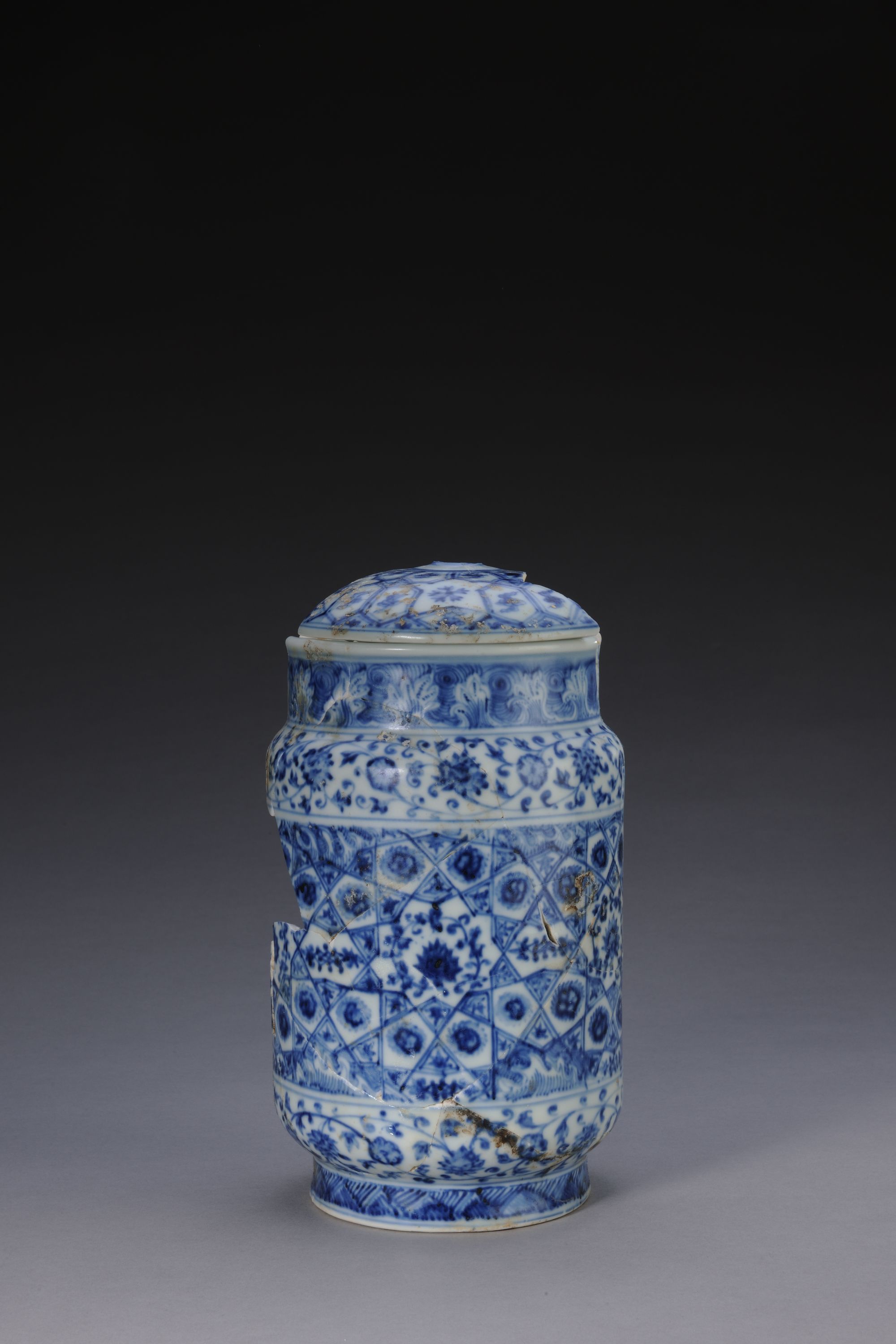 Covered cylindrical jar with flower and brocade in blue and white
Zhengtong to Tianshun, Ming Dynasty(1436-1464)
Unearthed in 2014 from northern foot of the Pearl Hill, Imperial Porcelain Factory site, Jingdezhen
Collection of the Jingdezhen Imperial Ware Museum