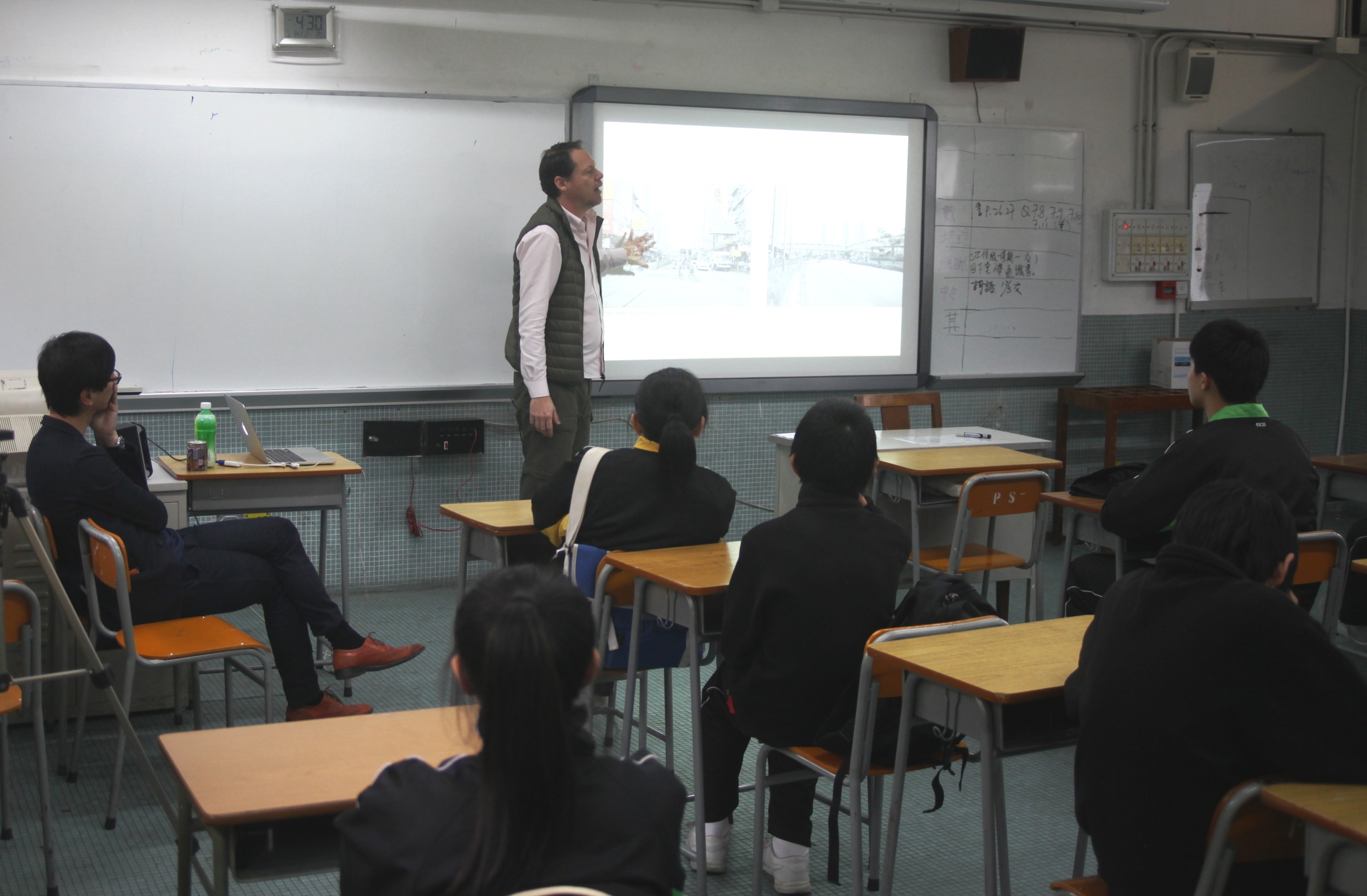 Project initiator Prof. Hendrik TIEBEN introduces the urban design of Tin Shui Wai to students of Pui Shing Catholic Secondary School.