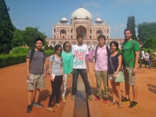 Li Weijia, Cindy (2nd left) visited the Humayun's tomb in New Dehli.