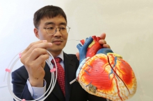 Prof. Hongsoo CHOI (right), Director of the Bio-Micro Robotics Lab, Department of Robotic Engineering, DGIST demonstrates a guidewire-based microrobot which may be used for a robot-assisted percutaneous coronary intervention procedure