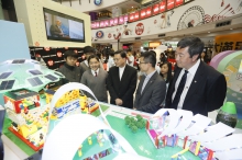 The guests visit the interactive information and game booths.