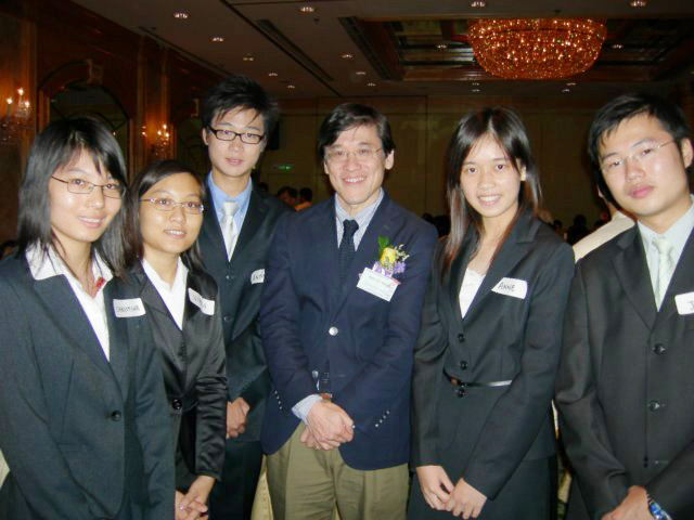 Professor Wong (3rd right) and his students at the Chinese University Society of Accountancy dinner 2006