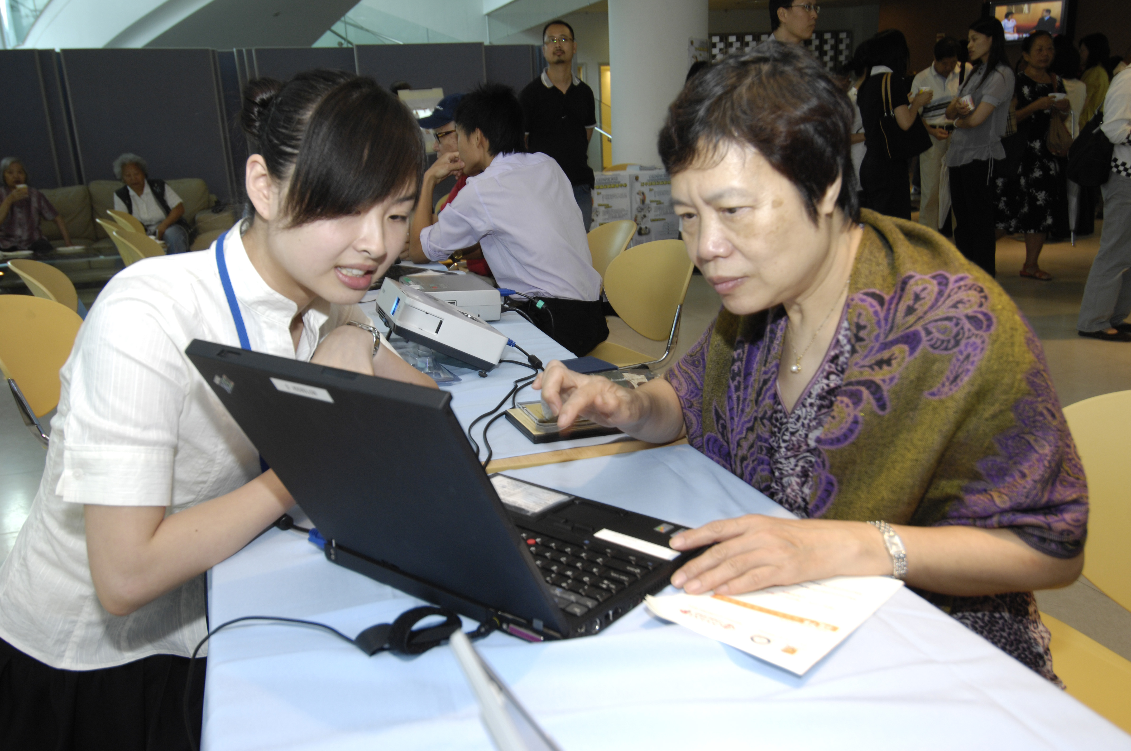 A staff is demonstrating the use of the “Caring for Yourself – Managing your Diabetes” website.