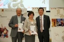 The University receives generous support of the Qin Jia Yuan Foundation Limited, co-founded by Dr. Philip WONG Yu-hong (1st left) and Dr. Anita LEUNG Fung-yee (middle), in introducing this ‘Chinese Art and Culture Month’.  Prof. Joseph Sung, Vice-Chancellor, presents souvenir to them in appreciation of their support.