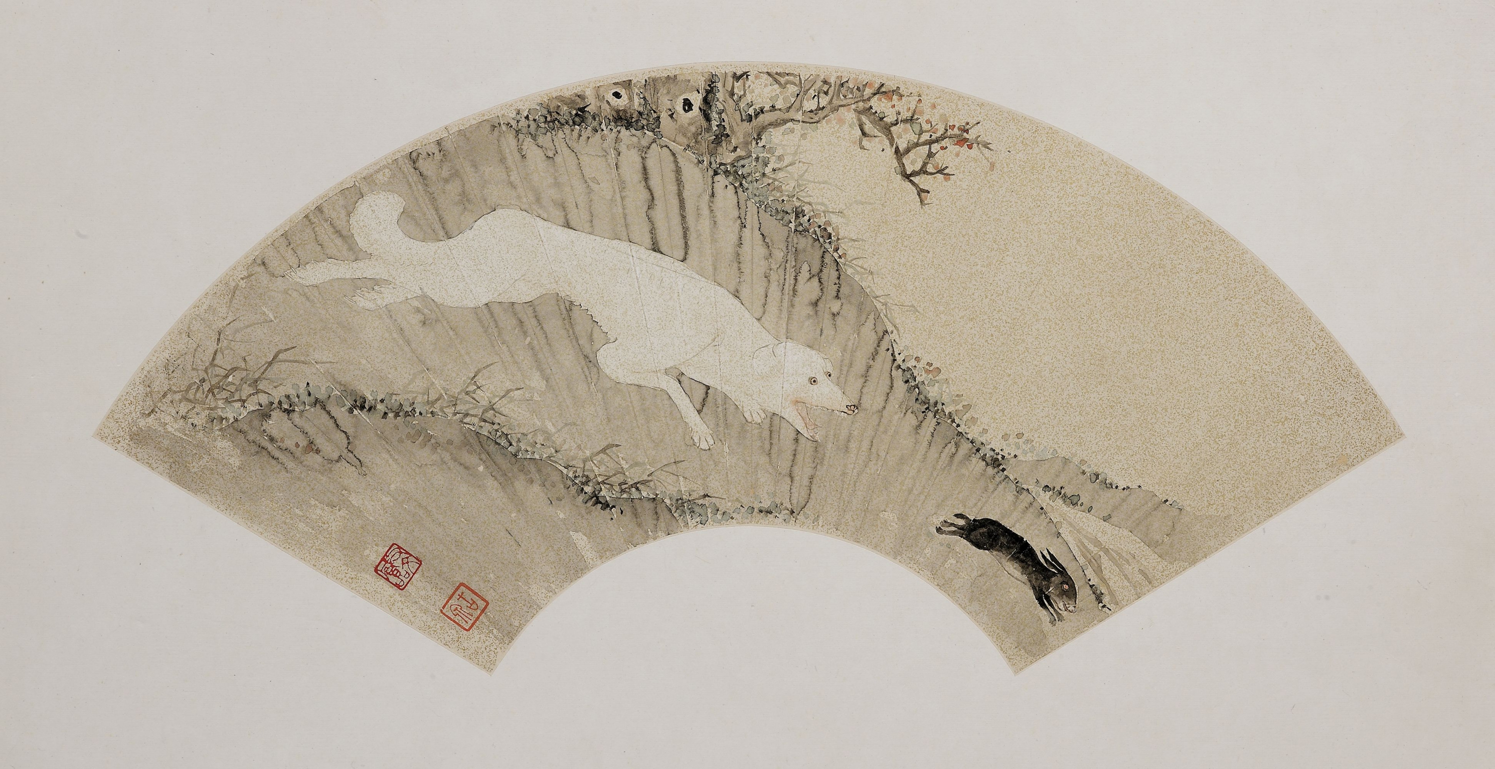 獵犬逐兔
居廉（1828—1904）
灑金箋紙本設色，扇面
何耀光先生、霍寶材先生、黎德先生及其他人士惠贈
香港中文大學文物館藏
館藏編號1973.0324 
鈐印：古泉(朱文方印)、又文藏品(朱文方印) 
長腿、瘦腹的體征讓視獵犬擁有極高的速度和靈活性，可以追逐如野兔等獵 物。晚清廣東畫家居廉捕捉到了獵犬狩獵這一不同尋常的情景。居廉作品中 常見花鳥魚蟲的冊頁、扇面。本作使用了他著名的“沒骨”和“撞水”技法。