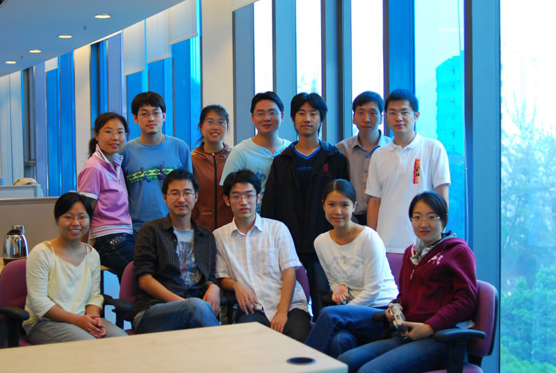 Prof. Li Quan and her research team, among which Prof. Zhang Zhihua (first from left, back row) is the first author of the research paper