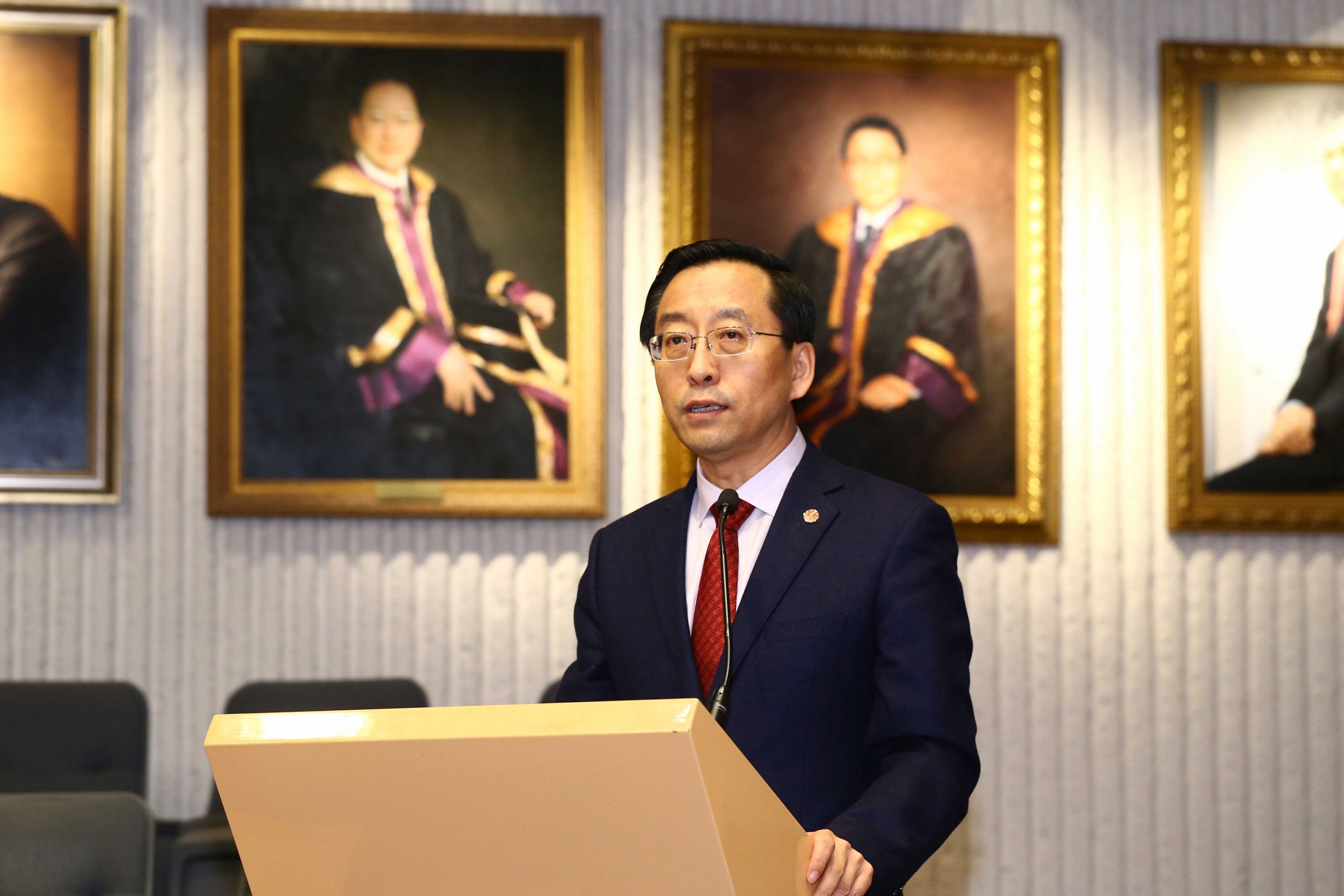 Prof. Zhang Jie delivers a speech.