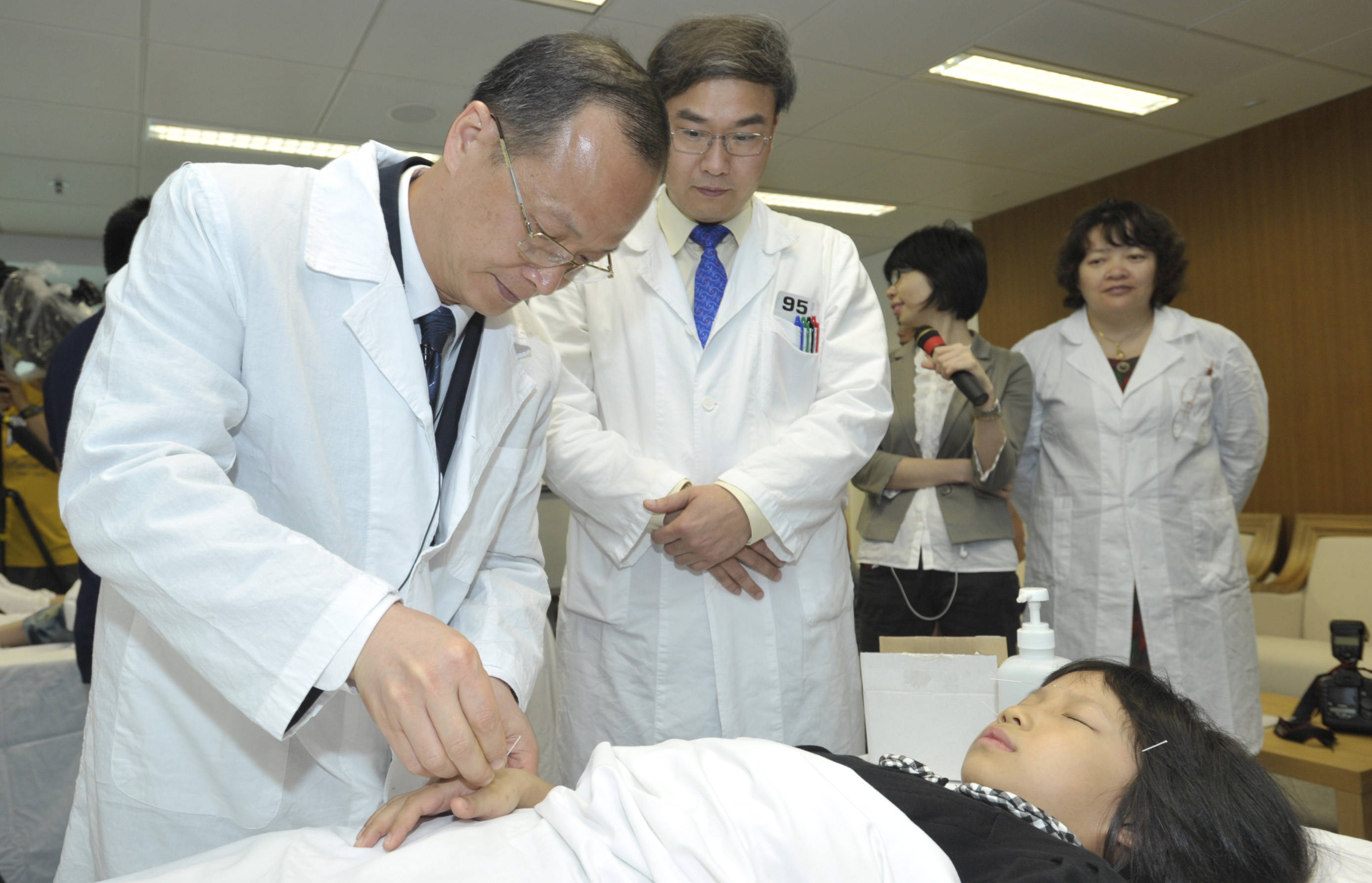 Prof. Jianhao ZHAO, Professor, Joint Shantou International Eye Center (JSIEC) of Shantou University and CUHK demonstrates the technique of acupuncture treatment for lazy eyes in children