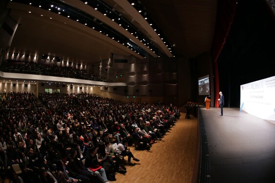 Prof. Michael Sandel receives an ovation from a capacity audience of around 1,500 people.