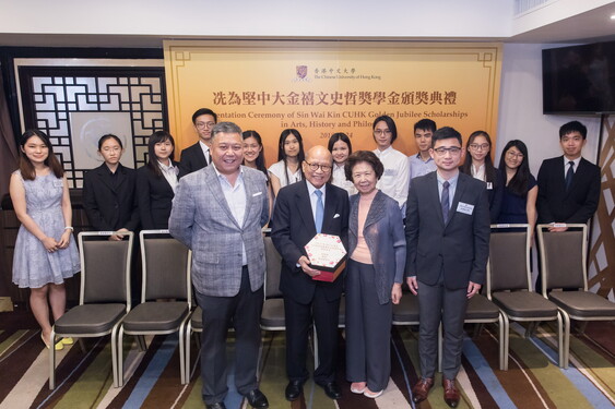 Scholarship recipients present their thank you letters to Dr Sin Wai-kin, Mrs Sin and Mr Benedict Sin.