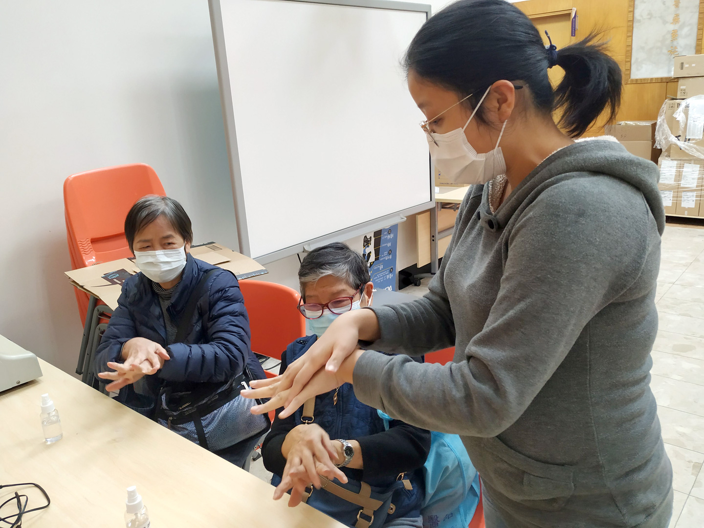 Demonstrating the use of alcohol-based handrub