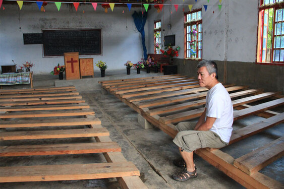 Prof. Edward Ng at Qiunatong Village, Yunnan Province, in June 2014 for a site visit