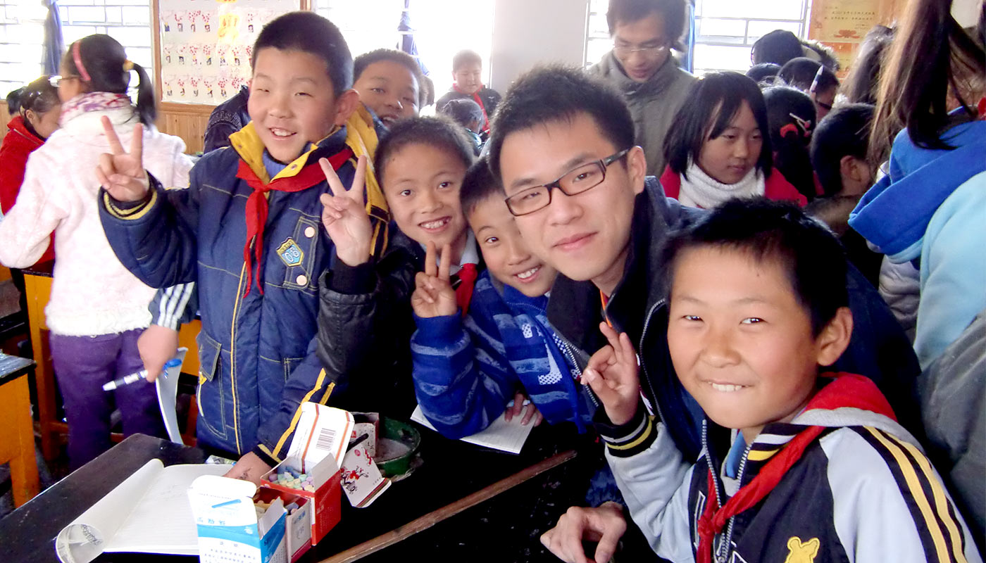 Mac Chan <em>(2nd right)</em> participating in a service project to teach the underprivileged children in a primary school in Yunnan <em>(courtesy of the interviewee)</em>