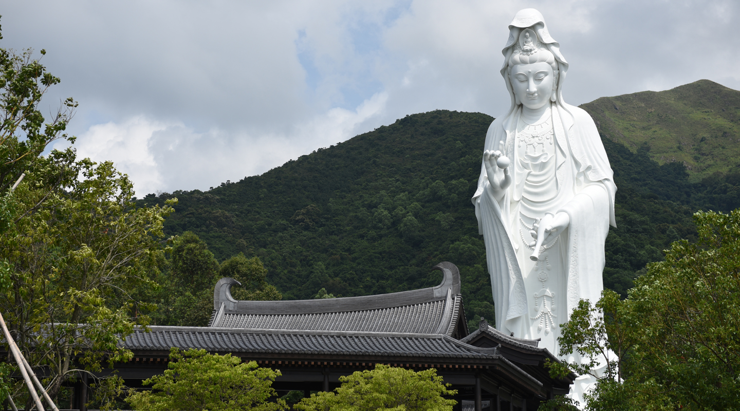 巍峨的觀音像高度是大嶼山大佛的兩倍。慈山是受傳統啟發的現代建築，卻沒有唐代建築常見的斗拱